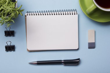 Ofis Masaları temini ve kahve Kupası ile. Yukarıdan görüntüleyin. Metin için yer kopyalayın