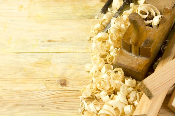 Herramientas de carpintería sobre mesa de madera con serrín. Artesano lugar de trabajo vista superior —  Fotos de Stock