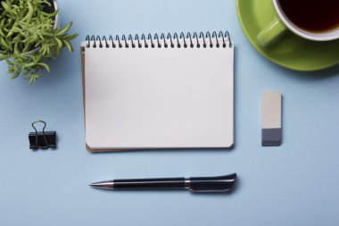 Ofis Masaları temini ve kahve Kupası ile. Yukarıdan görüntüleyin. Metin için yer kopyalayın