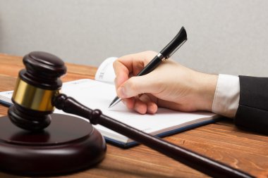 Lawyew çalışıyor. Noter onun işyerinde belge imzalama.