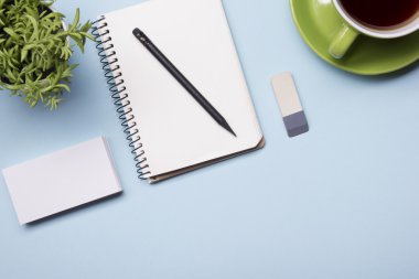 Ofis Masaları temini ve kahve Kupası ile. Yukarıdan görüntüleyin. Metin için yer kopyalayın