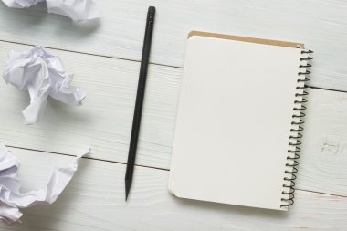 Ofis resepsiyon masası malzemeleri ve crumled kağıt ile. Üstten Görünüm. Metin için yer kopyalayın
