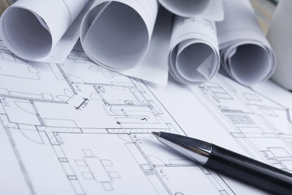 Architekt Worplace Draufsicht. Architekturprojekt, Entwürfe, Entwürfe Rollen und Stift auf Plänen. Hintergrund der Bauarbeiten. Technische Hilfsmittel. Kopierraum lizenzfreie Stockbilder