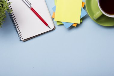 Ofis Masaları temini ve kahve Kupası ile. Yukarıdan görüntüleyin. Metin için yer kopyalayın