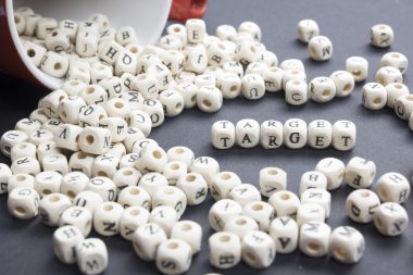 Ahşap blok üzerinde yazılı kelime hedef. Ahşap abc