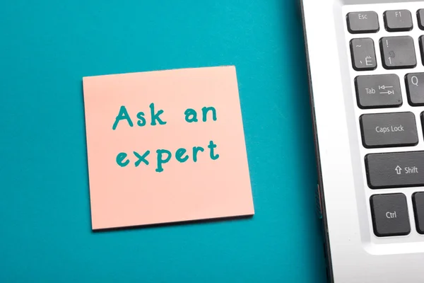 Ask an expert. Office table top view - Laptop and reminder. — Stock Photo, Image