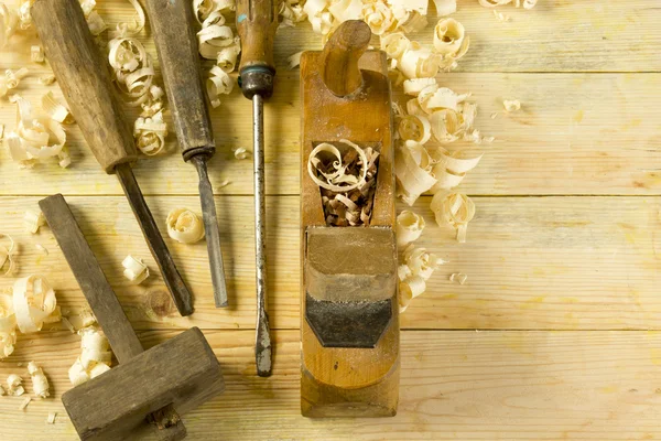 Herramientas de carpintería sobre mesa de madera con serrín. Artesano lugar de trabajo vista superior —  Fotos de Stock