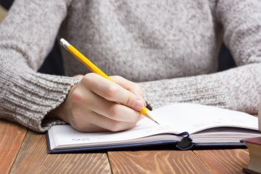 kalem defter üzerinde yazma ile eller