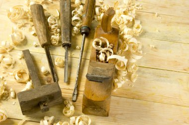 Talaş ile ahşap masa üstünde alet marangoz. Craftperson işyeri Üstten Görünüm