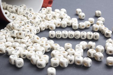 Ahşap blok üzerine yazılmış avukat kelimesi. Ahşap Abc