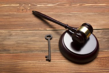 Yargıçlar Tokmak, ahşap masa Retro kapı anahtar Auctioneer. Kavramı için duruşma, iflas, vergi, ipotek, teklif, rehine açık artırma veya gayrimenkul miras