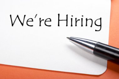 Eleman alıyoruz. Not defteri, kalemli ofis masası. Üstte görüntü.