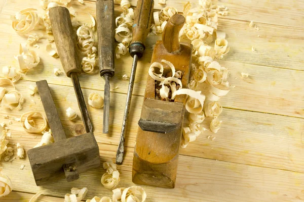 Ξυλουργός εργαλεία σε ξύλινο τραπέζι με πριονίδι. Κάτοψη της Craftperson στο χώρο εργασίας — Φωτογραφία Αρχείου