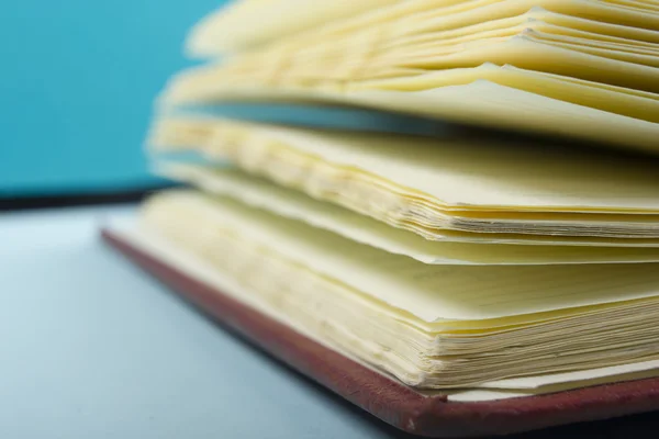 Macro vista de páginas de livros sobre fundo de papel colorido. Espaço de cópia para texto . — Fotografia de Stock