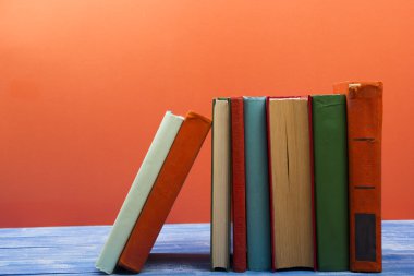 Ahşap masa üzerinde ciltli kitap yığını. Okula dönüş. Metin için yer kopyalayın