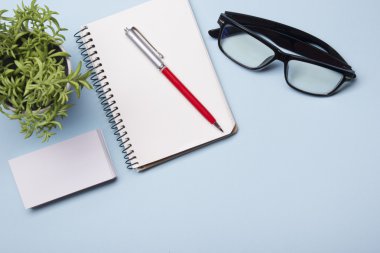 Ofis Masaları temini ve kahve Kupası ile. Yukarıdan görüntüleyin. Metin için yer kopyalayın