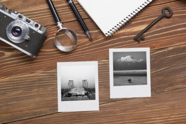 Seyahat, tatil kavramı. Fotoğraf makinesi, not defteri, kalem, kredi kartı, malzemeleri ve fotoğraf üzerinde ofis ahşap resepsiyon masası. Metin kopyalama yeri olan Üstten Görünüm