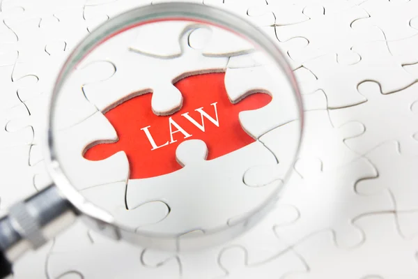 Law concept - vergrootglas zoeken ontbrekende puzzel vrede — Stockfoto