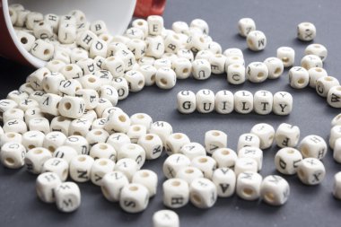 suçlu kelime ahşap blok üzerinde yazılı. Ahşap Abc