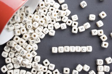 Adalet kelimesi ahşap blok üzerinde yazılı. Ahşap Abc.