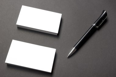 Kartvizit ofis masasının üzerinde boş. Kurumsal kırtasiye markalama maket