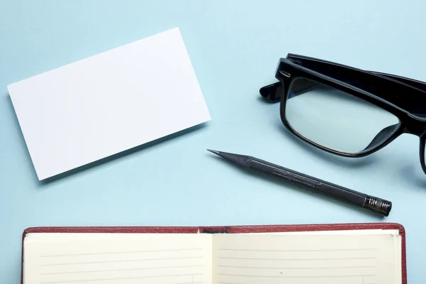 Tarjeta de visita en blanco sobre la mesa de oficina. Maqueta de marca de papelería corporativa — Foto de Stock