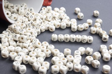 Adalet kelimesi ahşap blok üzerinde yazılı. Ahşap Abc.