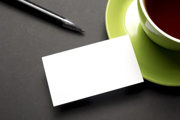 Візитна картка порожня над чашкою кави та ручкою за офісним столом. Корпоративний канцелярський брендинг макет — стокове фото