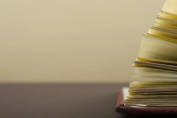 Makroansicht von Buchseiten auf buntem Papierhintergrund. Kopierraum für Text. — Stockfoto