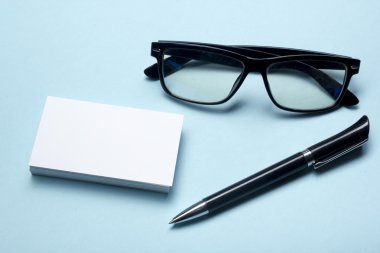 Kartvizit ofis masasının üzerinde boş. Kurumsal kırtasiye markalama maket