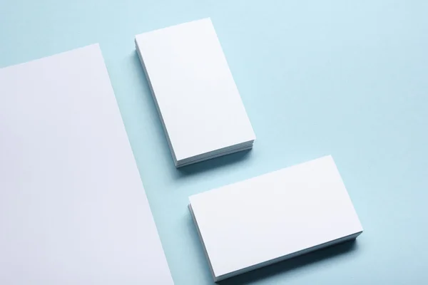 Kartvizit ofis masasının üzerinde boş. Kurumsal kırtasiye markalama maket