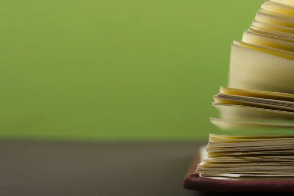 Macro vista de páginas de livros sobre fundo de papel colorido. Espaço de cópia para texto . — Fotografia de Stock