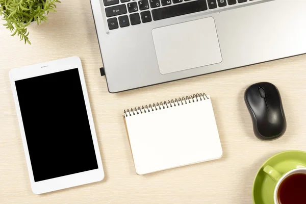 Mesa de escritorio de oficina con suministros. Vista superior. Copiar espacio para texto — Foto de Stock