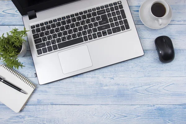 Mesa de escritório com suprimentos. Vista superior. Espaço de cópia para texto — Fotografia de Stock