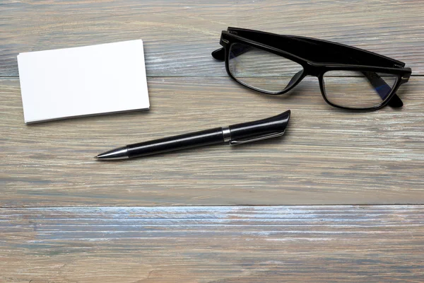 Cartão de visita em branco sobre mesa de escritório. Marca de papelaria corporativa mock-up — Fotografia de Stock