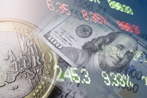 Financiën, bankieren concept. Euro munten, ons dollar bankbiljet close-up. Abstract beeld van het financiële systeem met selectieve aandacht, afgezwakt, dubbele blootstelling — Stockfoto