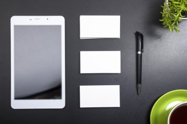 Boş kartvizit, not defteri, kahve fincanı ve kalem, çiçek ofis Resepsiyon Masa üstü manzaraya. Kurumsal ileti örneği marka model