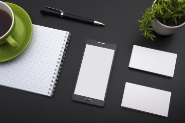 Boş kartvizit, smartphone ya da tablet pc, çiçek ve ofis Resepsiyon Masa üstü, kalem görüntüleyin. Kurumsal ileti örneği marka model