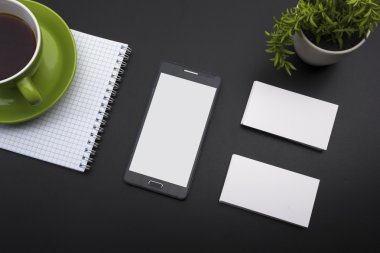Boş kartvizit, smartphone ya da tablet pc, çiçek ve ofis Resepsiyon Masa üstü, kalem görüntüleyin. Kurumsal ileti örneği marka model