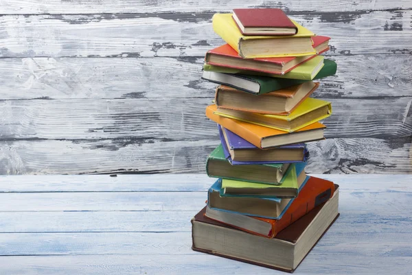 Stoh knih vázaných na dřevěný stůl. Zpátky do školy. Kopírovat prostor pro text — Stock fotografie