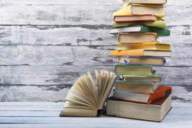 Açık kitap, ahşap masadaki ciltli kitaplar. Okula dönelim. Metin için alanı kopyala