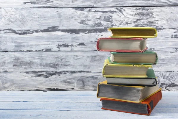 Montón de libros de tapa dura sobre mesa de madera. De vuelta a la escuela. Copiar espacio para texto — Foto de Stock