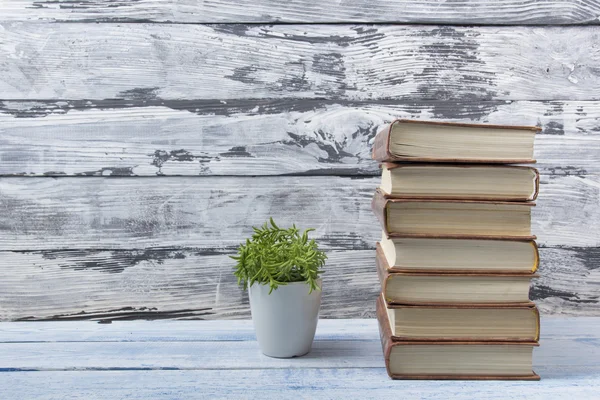 Stapel gebundene Bücher auf einem Holztisch. zurück zur Schule. Kopierraum für Text — Stockfoto