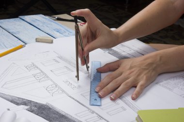 Planı üzerinde çalışan mimar. Mimarlar işyeri - mimari proje, planları, cetvel, hesap makinesi, laptop ve bölücü pusula. İnşaat kavramı. Mühendislik araçları. Üstten Görünüm.