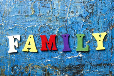 aile kelime kavramı. Mavi soyut arka plan renkli abc mektup