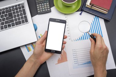 bir genç kadın çek hesapları closeup. Ofis resepsiyon masası malzemeleri en iyi Manzaralı