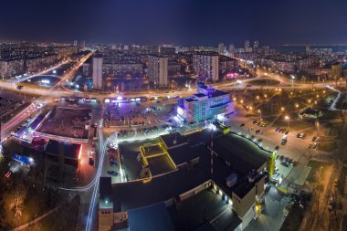 Modern şehirde gece vakti otoyol. Şehir manzarasının havadan görüntüsü