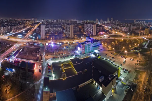 Шоссе ночью в современном городе. Вид с воздуха на городской пейзаж — стоковое фото