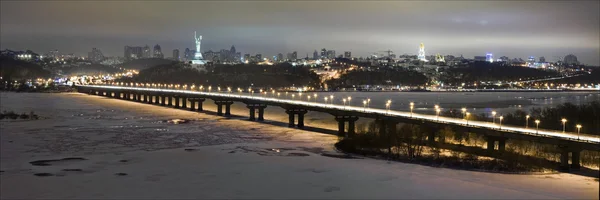Autostrada w nocy we współczesnym mieście. Widok z lotu ptaka na panoramę miasta — Zdjęcie stockowe