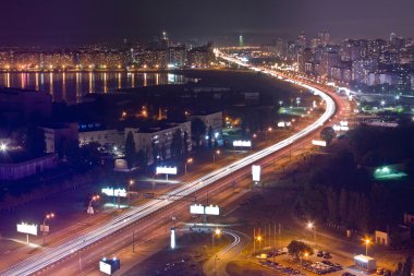 Modern şehirde gece vakti otoyol. Şehir manzarasının havadan görüntüsü